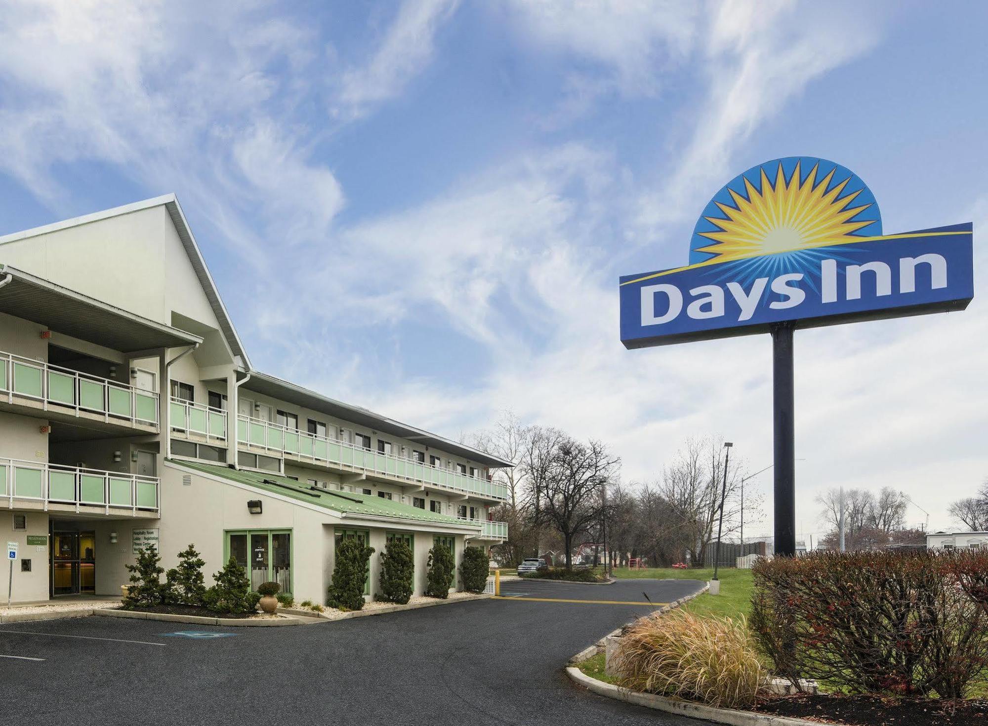 Days Inn By Wyndham Harrisburg North Exterior photo