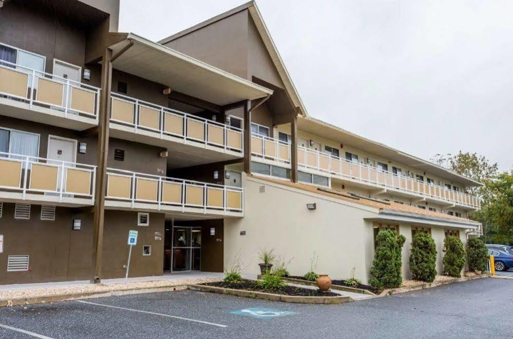 Days Inn By Wyndham Harrisburg North Exterior photo